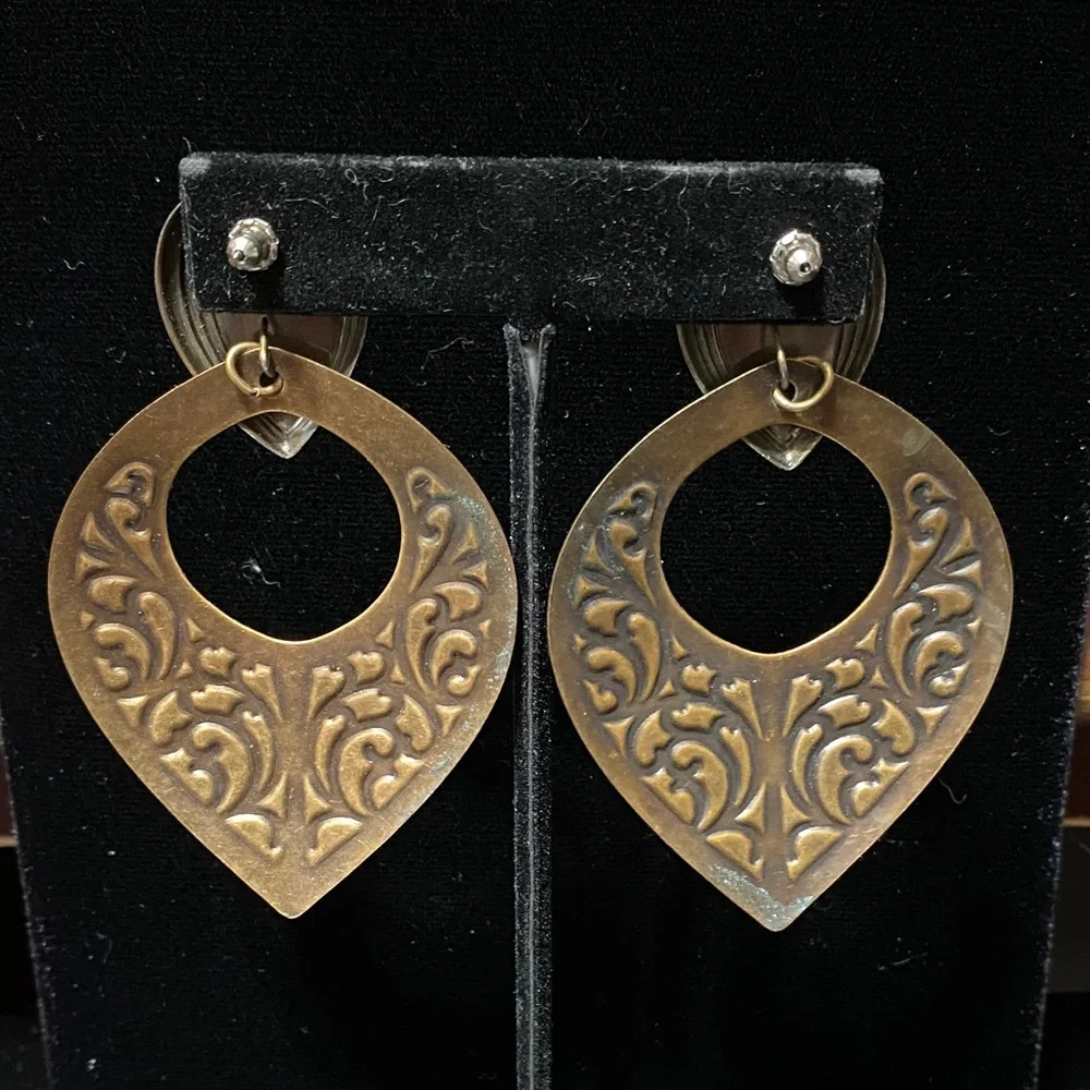 Elegant vintage pressed tin dangling Teardrop pierced Earrings - Picture 3 of 12